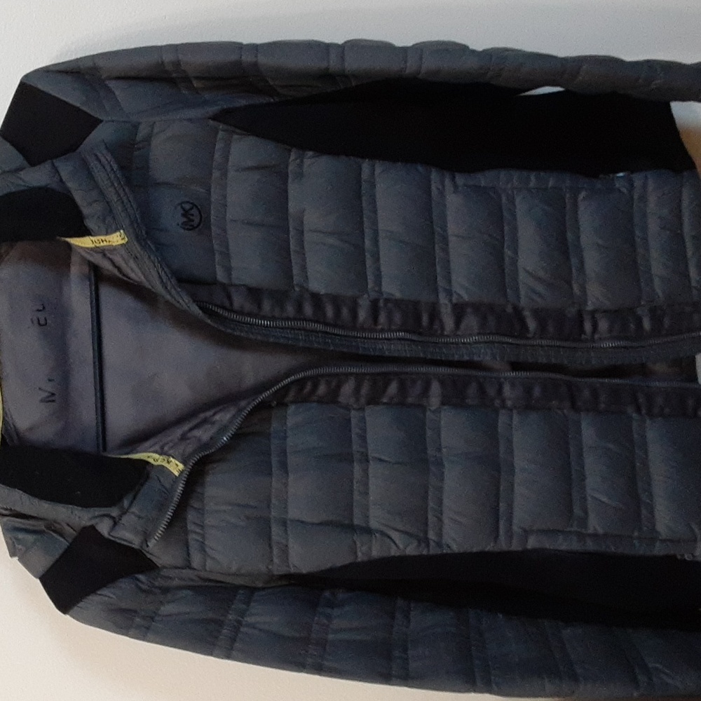 Sold out somewhere else.Mk light jacket